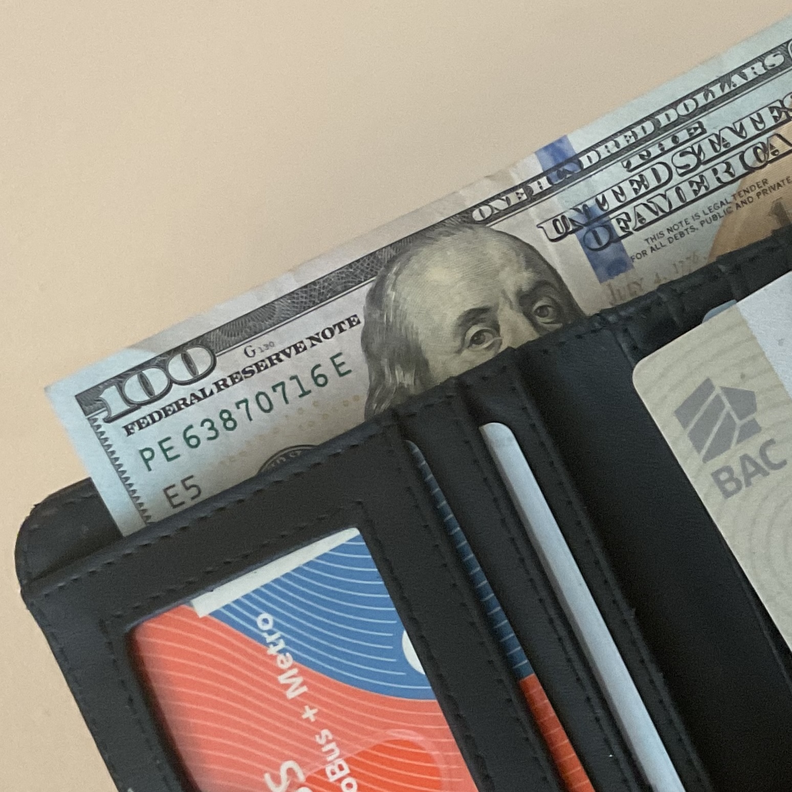 Siempre cargo un billete de $100 en la cartera…